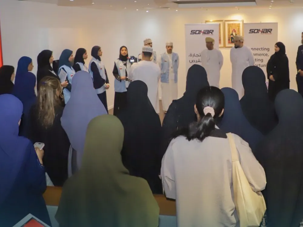جلسة للمتدربين في ميناء صُحار